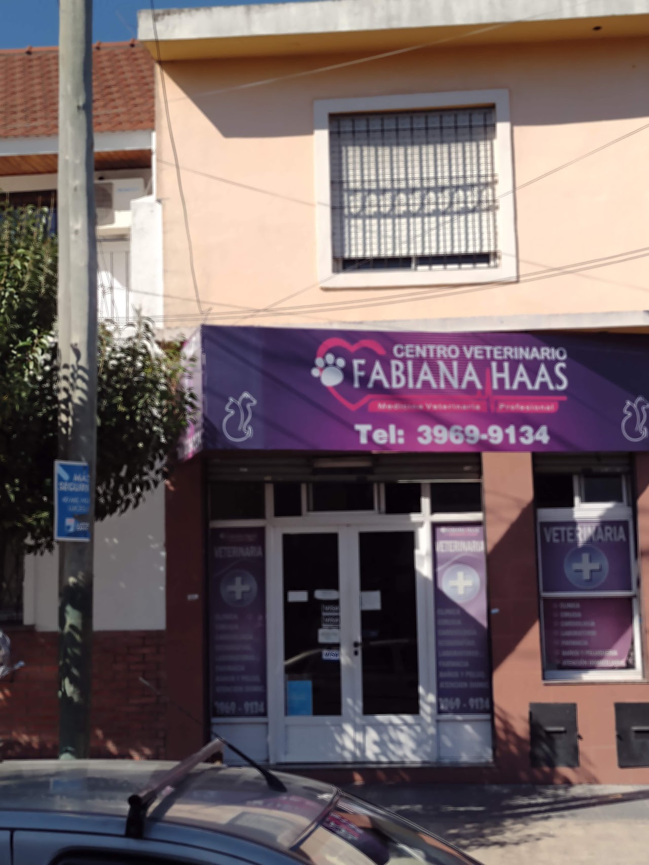 Fachada exterior del Centro Veterinario Fabiana Haas en Temperley
