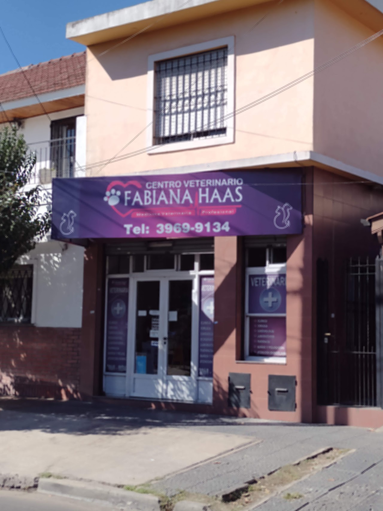 Vista de la esquina del Centro Veterinario Fabiana Haas en Temperley